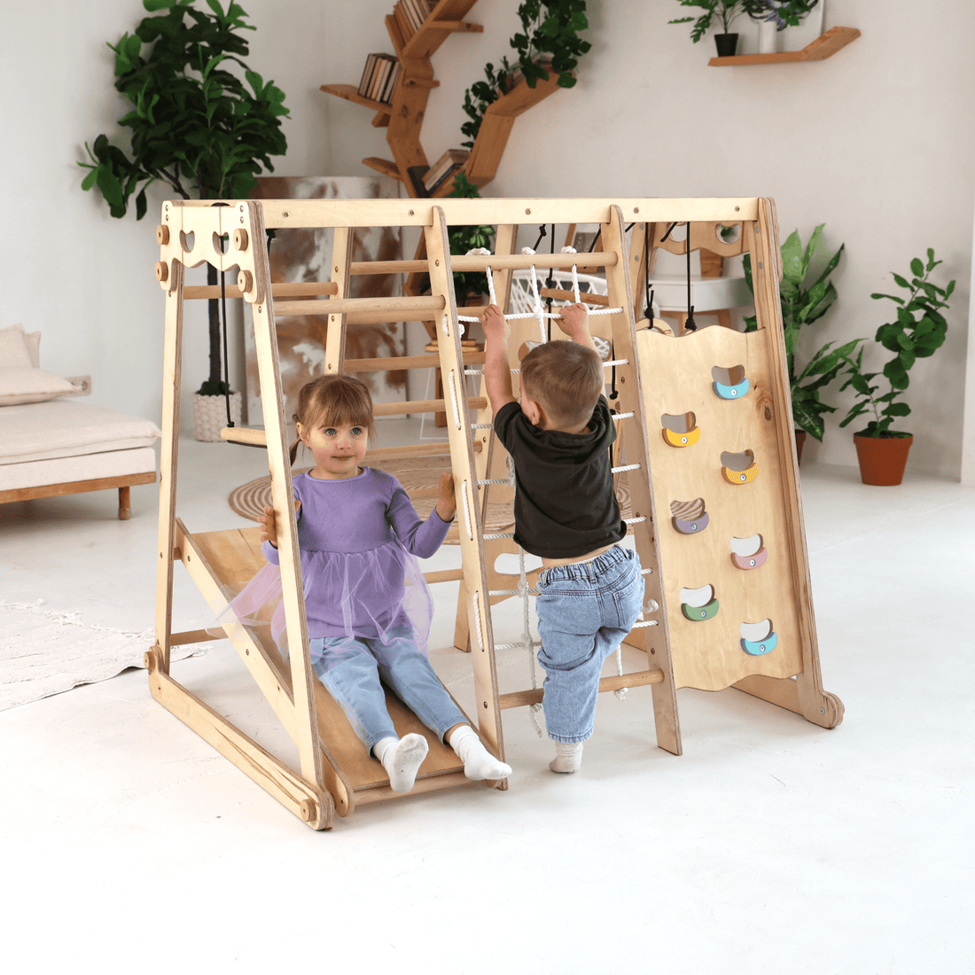 Klettern für Kinder: Wie Kletterwand, Kletterdreieck und Klettergerüst die Motorik fördern