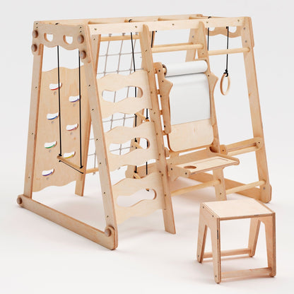 Indoor Spielplatz: Klettergerüst aus Holz mit Schaukel, Rutsche, Seil, Treppe