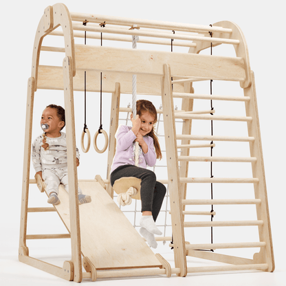 Indoor Spielplatz: Klettergerüst mit Kletternetz, Rutsche, Gymnastikringe, Disc-Schaukel aus Holz