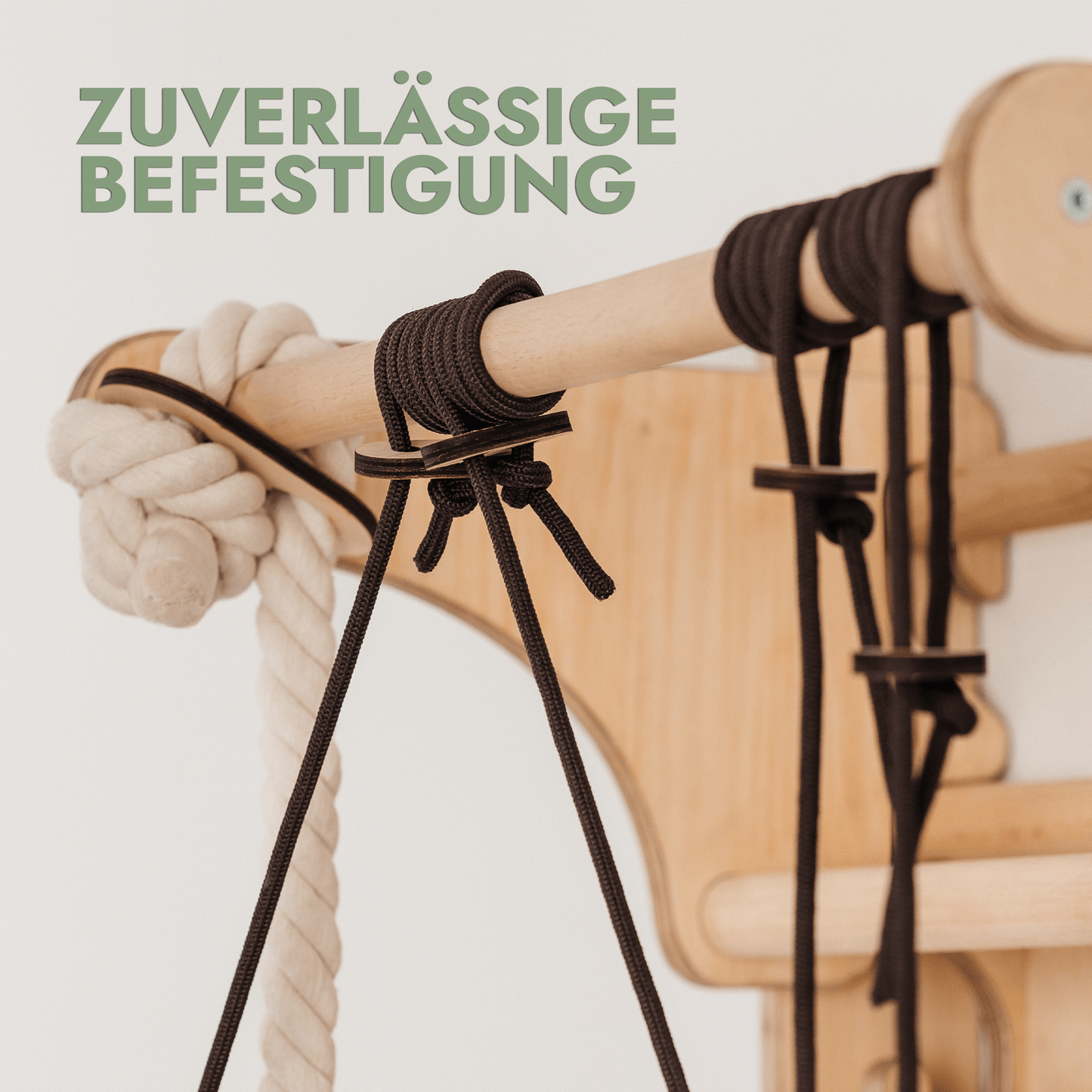 Kletterwand: Rutsche, Hängeleiter, Sprossenwand, Gymnastikringe, Disc-Schaukel, Klimmzugstange, Maltafel und Kinderstuhl – Beige